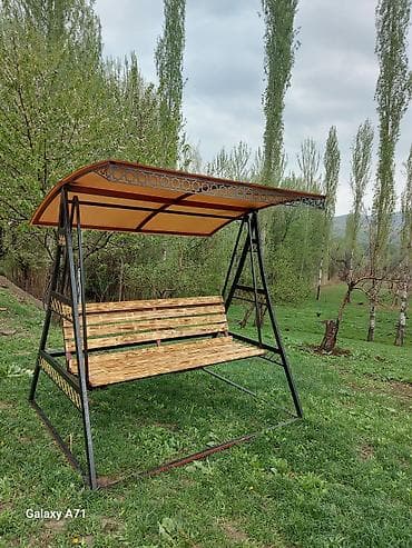 Садовые качели Металл, Со спинкой, С крышей at lalafo.kg Садовые качели Металл, Со спинкой, С крышей