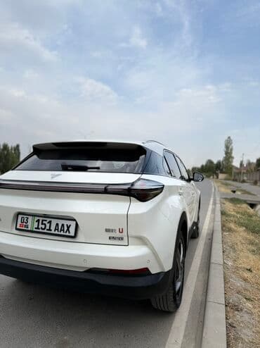 электронные мотоцикл: Электромобиль-кроссовер (компактный SUV), белый цвет кузова. Основные — 7