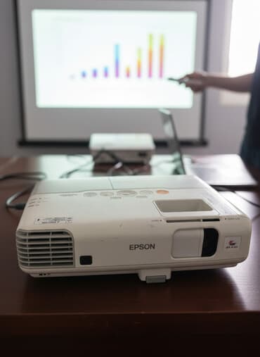 Проектор Epson (мультимедийный) - Компактный корпус с верхней панелью at lalafo.kg Проектор Epson (мультимедийный) - Компактный корпус с верхней панелью