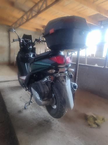 Кумурска мотороллер: Скутер/макси-скутер с ветровым стеклом и задним кофром - Тип — 1