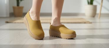 подставка для обувь: Женские сабо на платформе горчичного цвета с закрытым носком и — 1