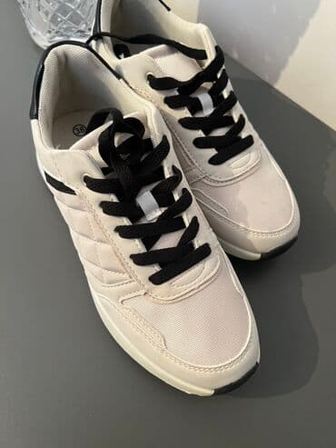 Спецодежда: Новые кроссовки 38 размерочень удобные . Цена:2800 — 3