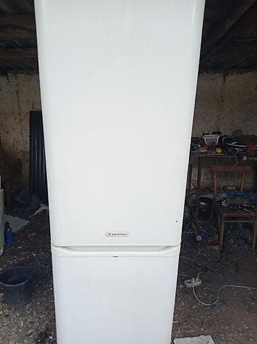 Холодильник Indesit, Б/у, Двухкамерный, De frost (капельный), 60 * 200 * 60