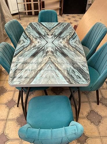 Обеденный стол с шестью стульями, обитыми мягкой тканью бирюзового