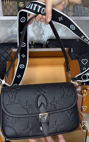 michael kora: Сумка кросс-боди/на плечо, черная, с тисненым монограммным узором — 1