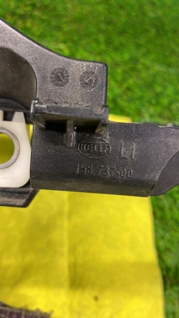 e61: Кронштейн левый нижний крепления передней фары б\у оригинал На БМВ — 4