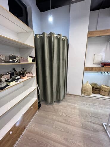 оборудование в бутик: Кронштейны Стеллажи Стойки Вешала Столы ресепшен Раскладочные — 4