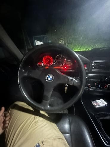 детская музыкальная установка с барабанами: BMW — оригинальный трёхспицевый рулевой и интерьер автомобиля серии — 3