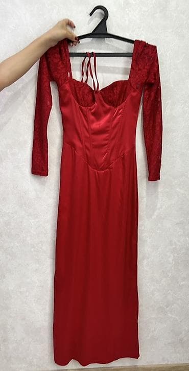секс кр: Элегантное красное миди-платье, сочетающее атласную ткань с кружевными — 1