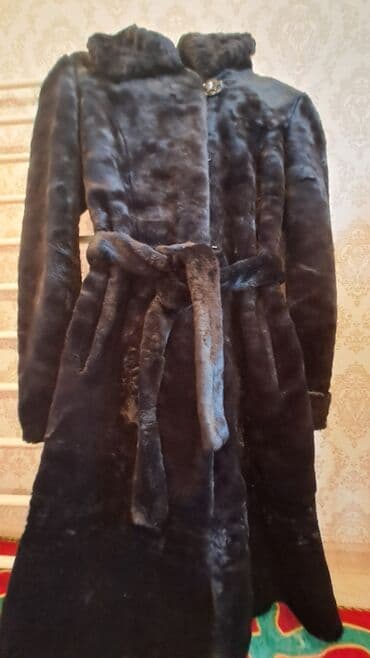 шуба кроликовая: Шуба мутона темно‑серого/черного цвета. - Длина: миди/до колена и — 1