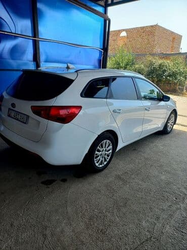 дом на колосах: Универсал Kia Ceed белого цвета с современным дизайном кузова. Модель — 1