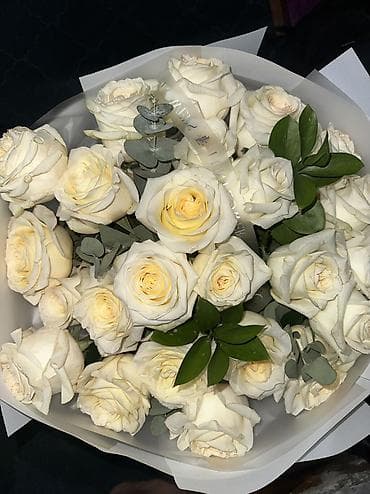 Гирлянды: Цветы большой букет Букет из кремово-белых роз - Состав: крупные — 4