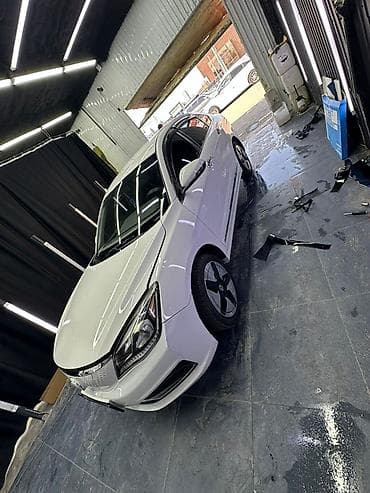 volvo седан: Белая четырехдверная легковая машина (седан) с современным дизайном — 1