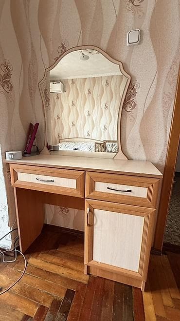 Жасануучу столдор: Даараткана үчүн үстөл, Күзгүсү менен, Жыгач — 1