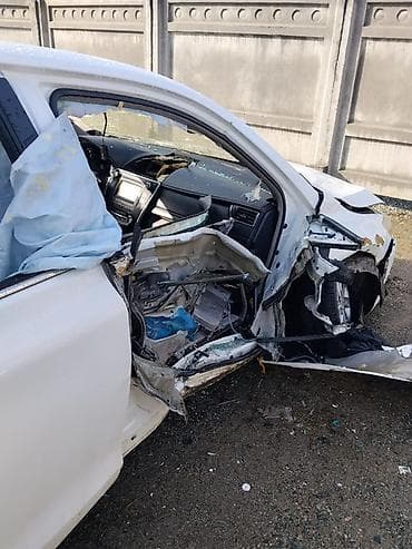 Продается аварийная Toyota Camry Hybrid (седан, белый цвет) — на — 7