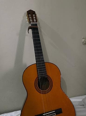 Спорт и хобби: Классическая акустическая гитара с нейлоновыми струнами. - Формат — 3