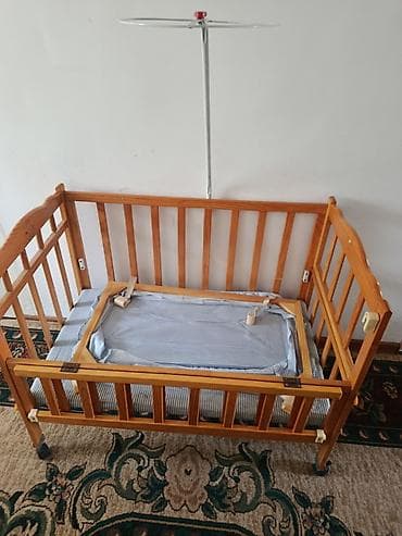 Детская кроватка из натурального дерева с комплектом аксессуаров