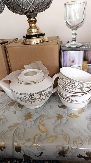 Фарфоровый чайный набор с золотистым декором. Состав: - чайник с at lalafo.kg Фарфоровый чайный набор с золотистым декором. Состав: - чайник с