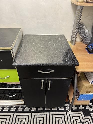 Мебель: Комод с 4 выдвижными ящиками и кухонная тумба. Комод: - Материал — 3