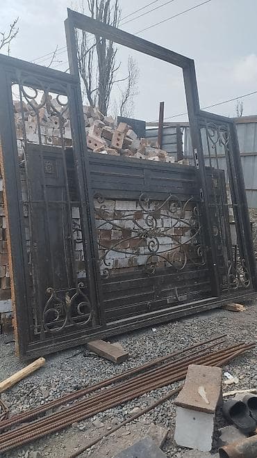 распашные варота: Дверь - Особенности: прочная сварная рама, декоративные кованые — 2