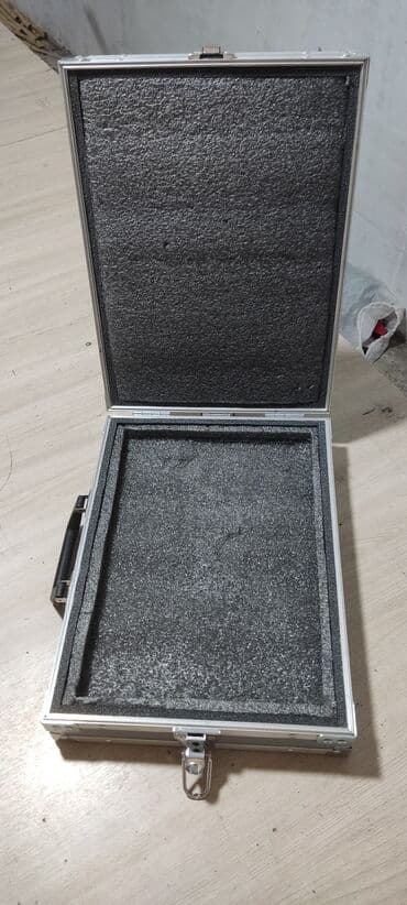 чехол для удостоверения: (задаётся в аренду для съёмок и для перемещение крупных денежных — 3