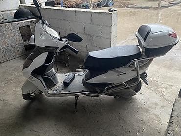 Электроскутер белого цвета с кофром - Электропривод, бесшумное — 1