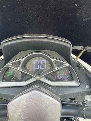 скутеры обмен: Макси-скутер 150 куб. см, Бензин — 5