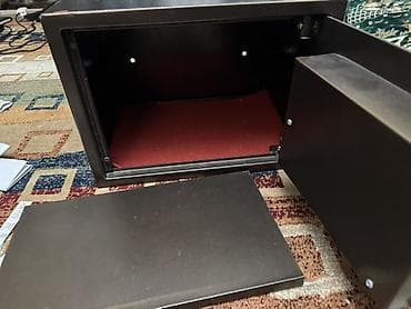 сейф кодовый: Металлический сейф с комбинированным замком (механический кодовый диск — 3