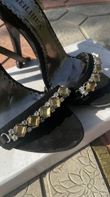 отдам даром обувь: Туфли 35 размера новые от того что долго лежали бархат обтерся — 2