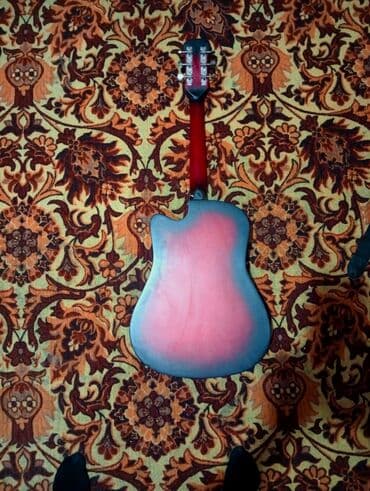 полуакустическая электрогитара: Красная акустика без царапины с пикгардом, с комплектом 6500 а если вы — 7