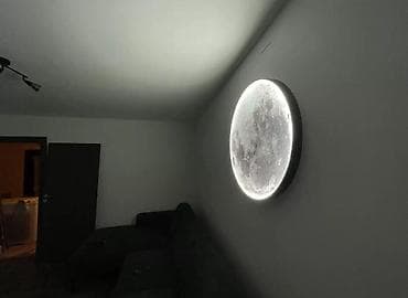 Настенная лампа в виде луны это стильный и уютный элемент декора