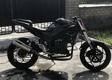 diska r13: Мотоцикл Yamaha в стиле streetfighter / naked, черного цвета. 400 куб — 1