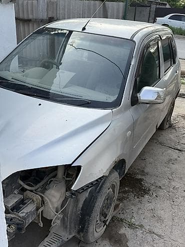 На запчаст срочно Mazda Demio, серебристый хэтчбек. Особенности и