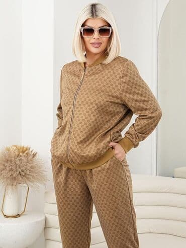 спортивные пуховики: Женский спортивный костюм, состоящий из куртки-бомбера на молнии и — 9