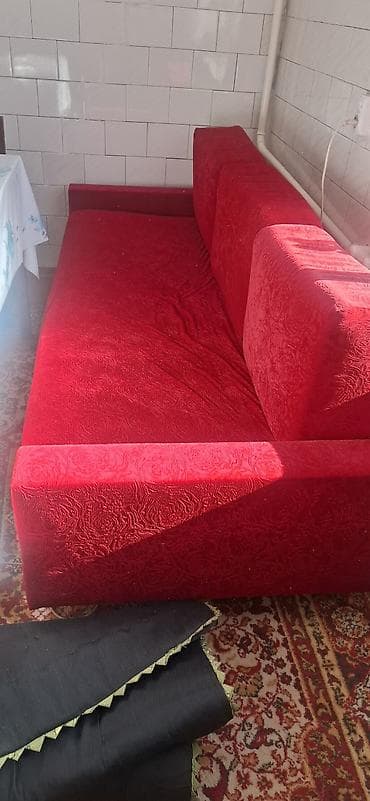 советский кухонный стол размеры: Деревянный обеденный стол и красный диван Стол: - Материал: массив — 1