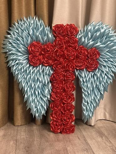 корзины для цветов: Панно/венок в виде креста с ангельскими крыльями из атласных лент. - — 1