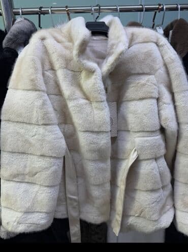 Киреге берилүүчү кийимдер: Шуба из светлого меха (молочный/айвори) с поперечным кроем. Описание — 1