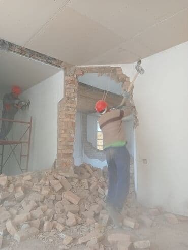 Снос стен, Разбор полов, Снятие потолков | Гипсокартонная стена, Снос перегородки, Снятие старой штукатурки | Зачистка от старых обоев, Сбивка старой штукатурки, Снятие извести | Демонтаж ламината, Демонтаж паркета, Демонтаж линолеума | Крыша из шифера, Металлочерепичная кровля, Мягкая кровля 3-5 лет опыта