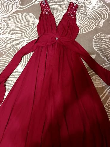 шифоновое: Вечернее бордовое платье с глубоким V-образным вырезом и широкой — 1