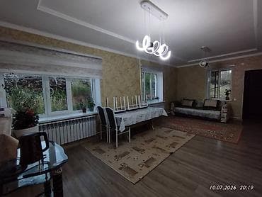 Бизнес үчүн жабдуулар: Агач тепкичи Жеке менчик үй үчүн, Жыгачтын туру: Кызыл карагай, Тепкичтин формасы: Көп марштуу, Стиль: Классикалык — 3