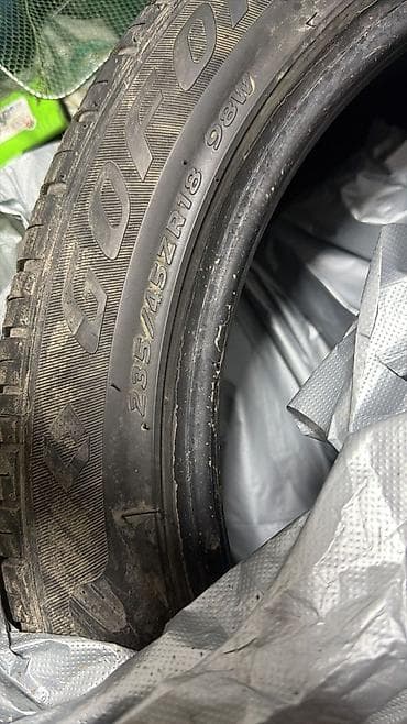Срочно продаю шины 235.35.18 стояли на камри 70 проездил один сезон — 1