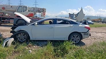 Hyundai Sonata (седан), белый цвет, после серьезного ДТП. Машина — 2