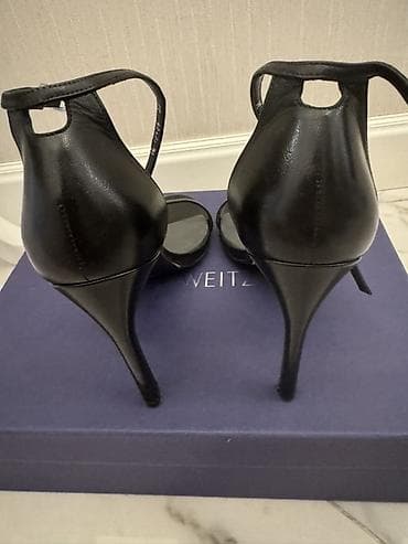 стильные топы: Босоножки Stuart Weitzman. - Модель: минималистичные босоножки на — 1