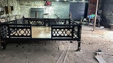 Кованая металлическая ограда/ограждение с настилом, топчан. -
