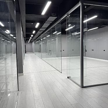 Коммерциялык мүлк: Кеңселерди ижаралоо, 178 м², Соода борборунда, Тоолор көрүнүп турат, Жабдуулары менен, Өзүнчө ашканасы менен — 5