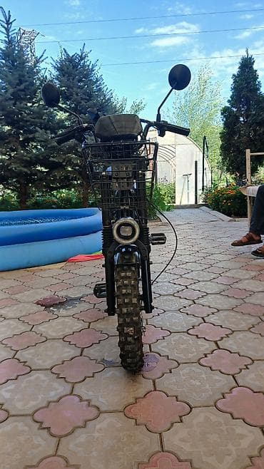 Электроскутер компактного формата в чёрном цвете. Подходит для — 1