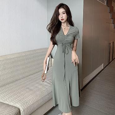 заколки на волосы: Платье миди с драпировкой и разрезом - Силуэт: приталенный, слегка — 2