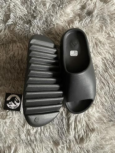 Жеке буюмдар: Шлёпанцы Adidas (модель с рифлёной подошвой), цвет: чёрный. - Размер — 2