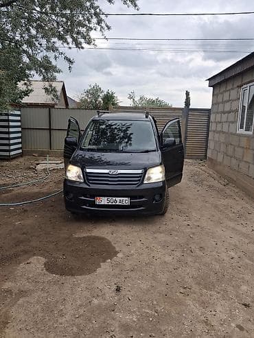 Toyota Noah: 2004 г., 2 л, Автомат, Бензин, Минивэн — 1