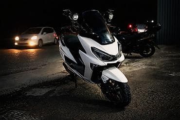 ск 8 скутер: Скутер/максискутер в спортивном обвесе, белый цвет. Ключевые — 5